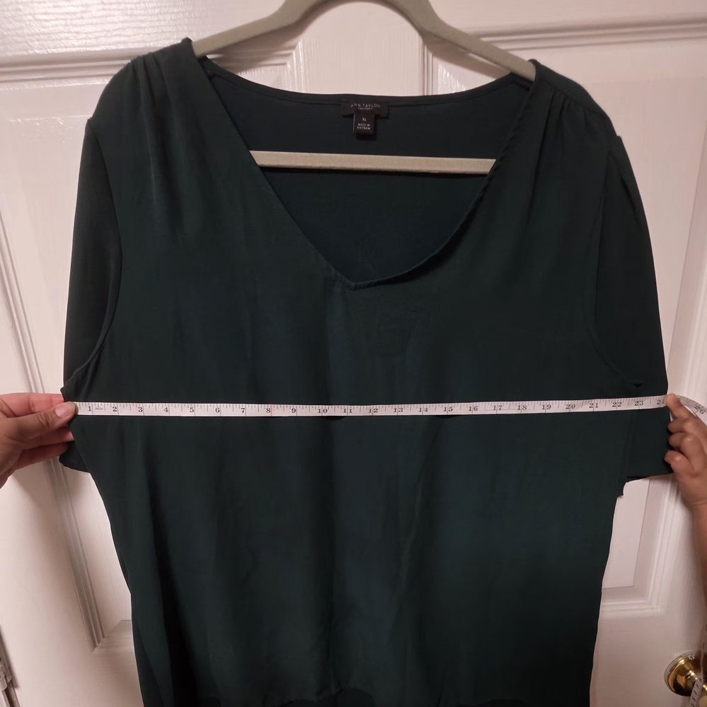 Ann Taylor Factory Dark Green V-Neck Blouse - Size XL - Short Sleeve